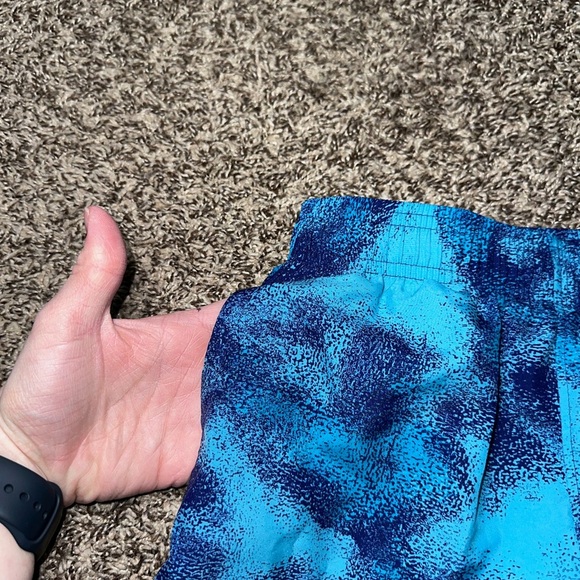 Boys under Armour loose shorts with tie strings and pockets size youth medium - Picture 4 of 5